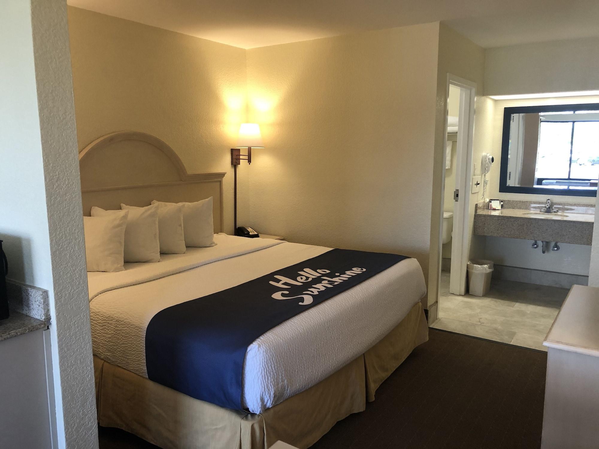 Days Inn & Suites By Wyndham Navarre - Near Beaches Hurlburt Esterno foto