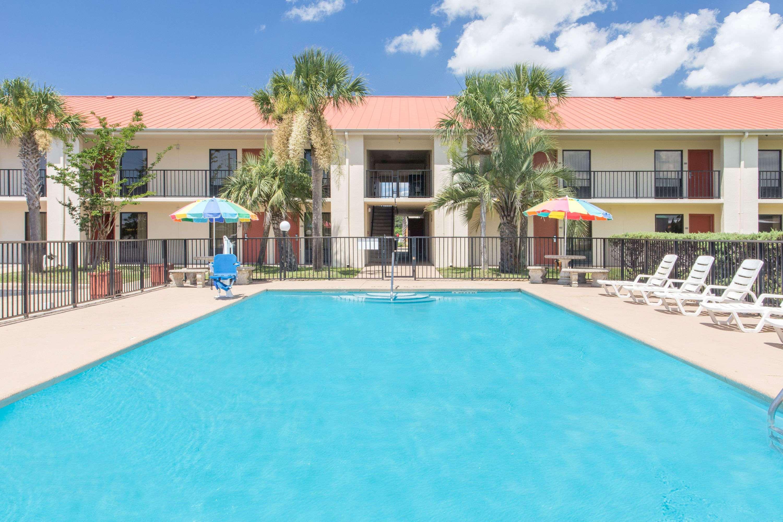 Days Inn & Suites By Wyndham Navarre - Near Beaches Hurlburt Esterno foto
