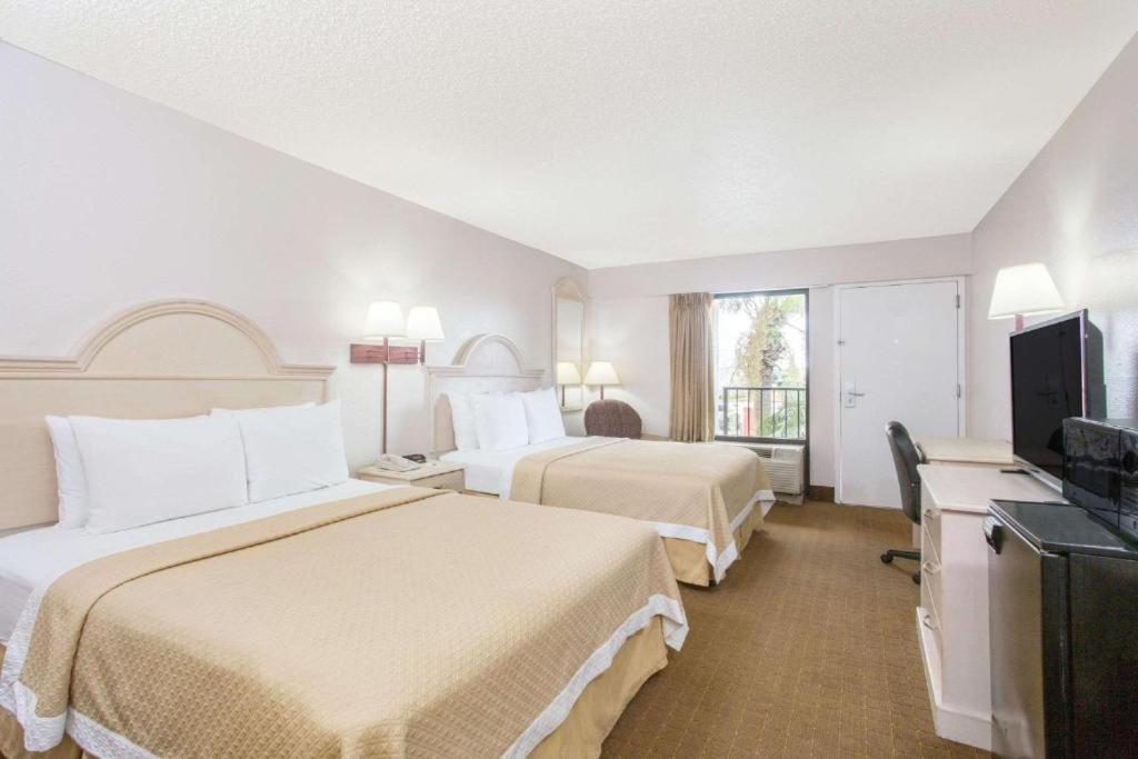 Days Inn & Suites By Wyndham Navarre - Near Beaches Hurlburt Esterno foto