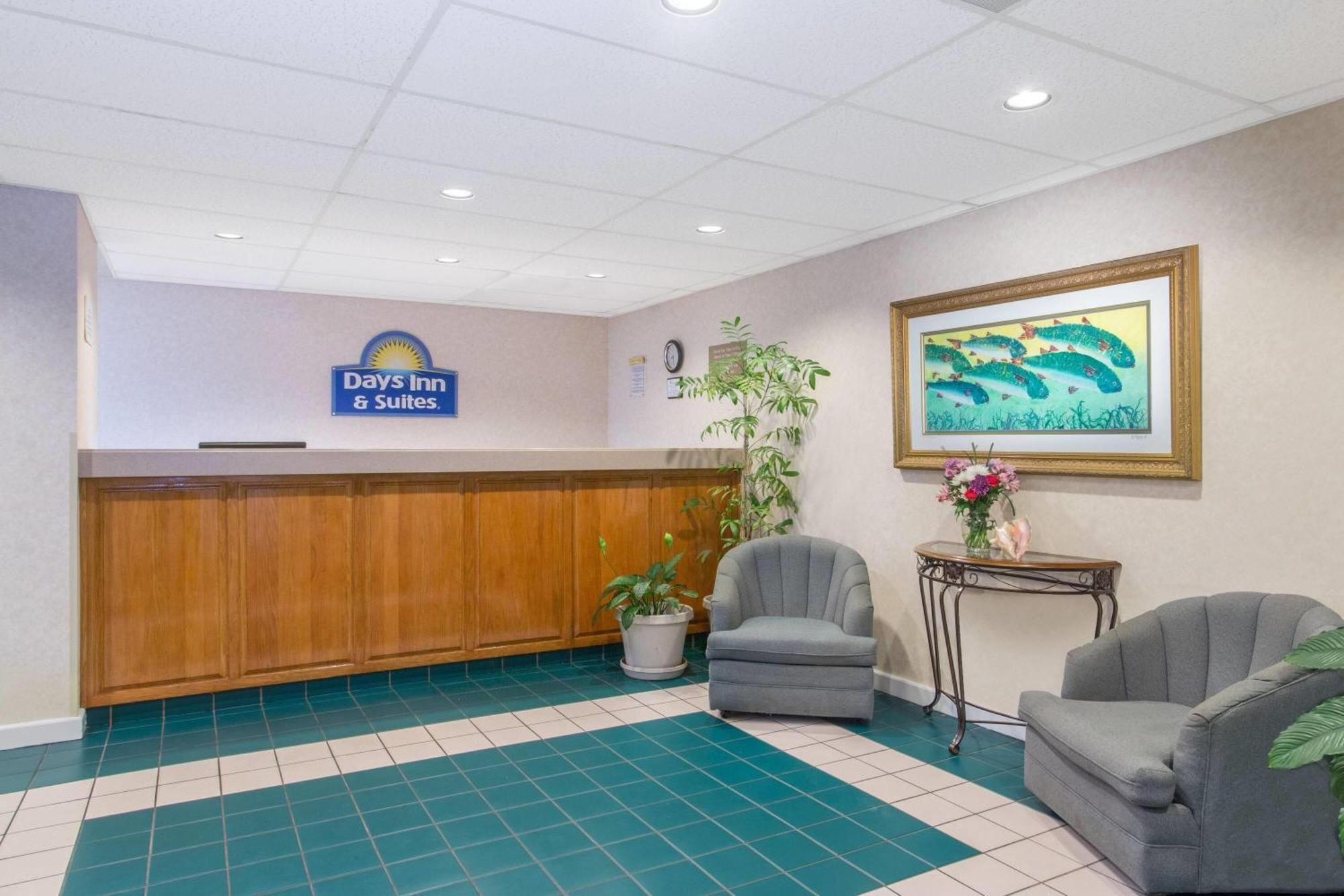 Days Inn & Suites By Wyndham Navarre - Near Beaches Hurlburt Esterno foto
