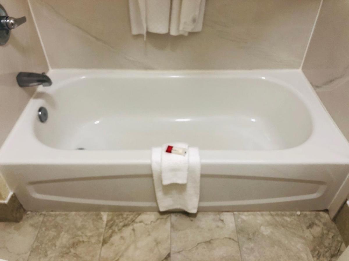 Days Inn & Suites By Wyndham Navarre - Near Beaches Hurlburt Esterno foto
